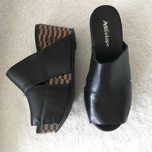 Black wide banded mule